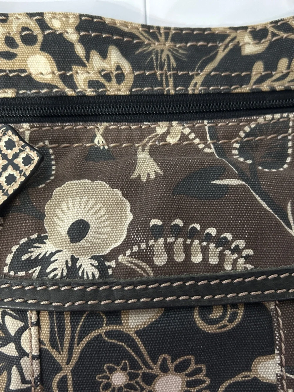 Fossil Women’s Canvas Crossbody Bag Brown Black Floral Key Charm Adjust Strap - Picture 4 of 14